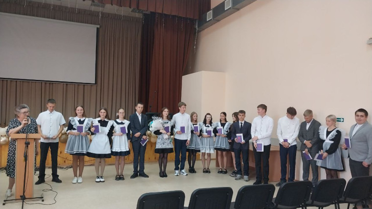 Вручение аттестатов учащимся 9-ых классов.
